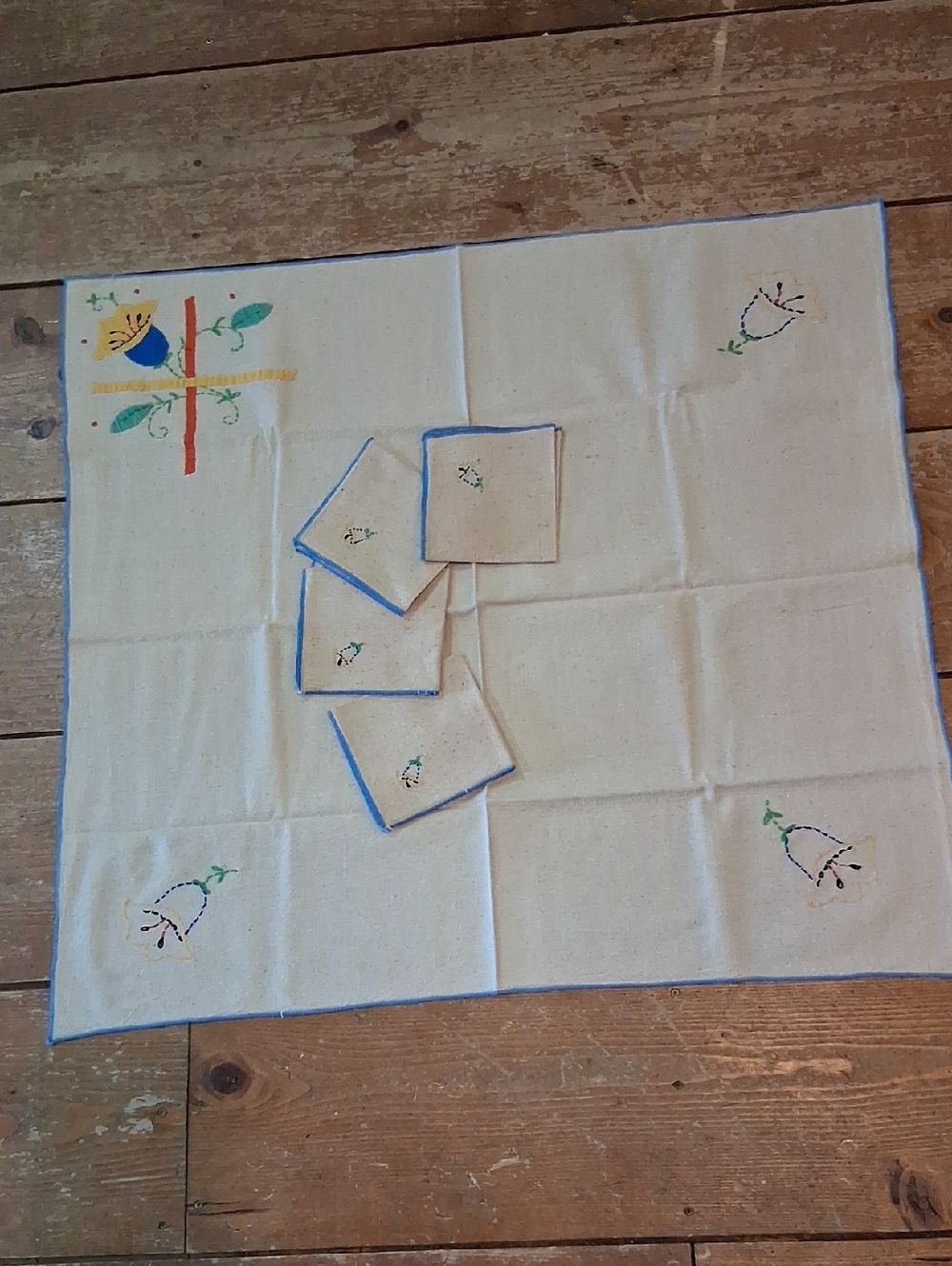 Vintage Muslin‎ 29" X 30" Embroidered Tablecloth & Four Napkin Set, Buttercup.